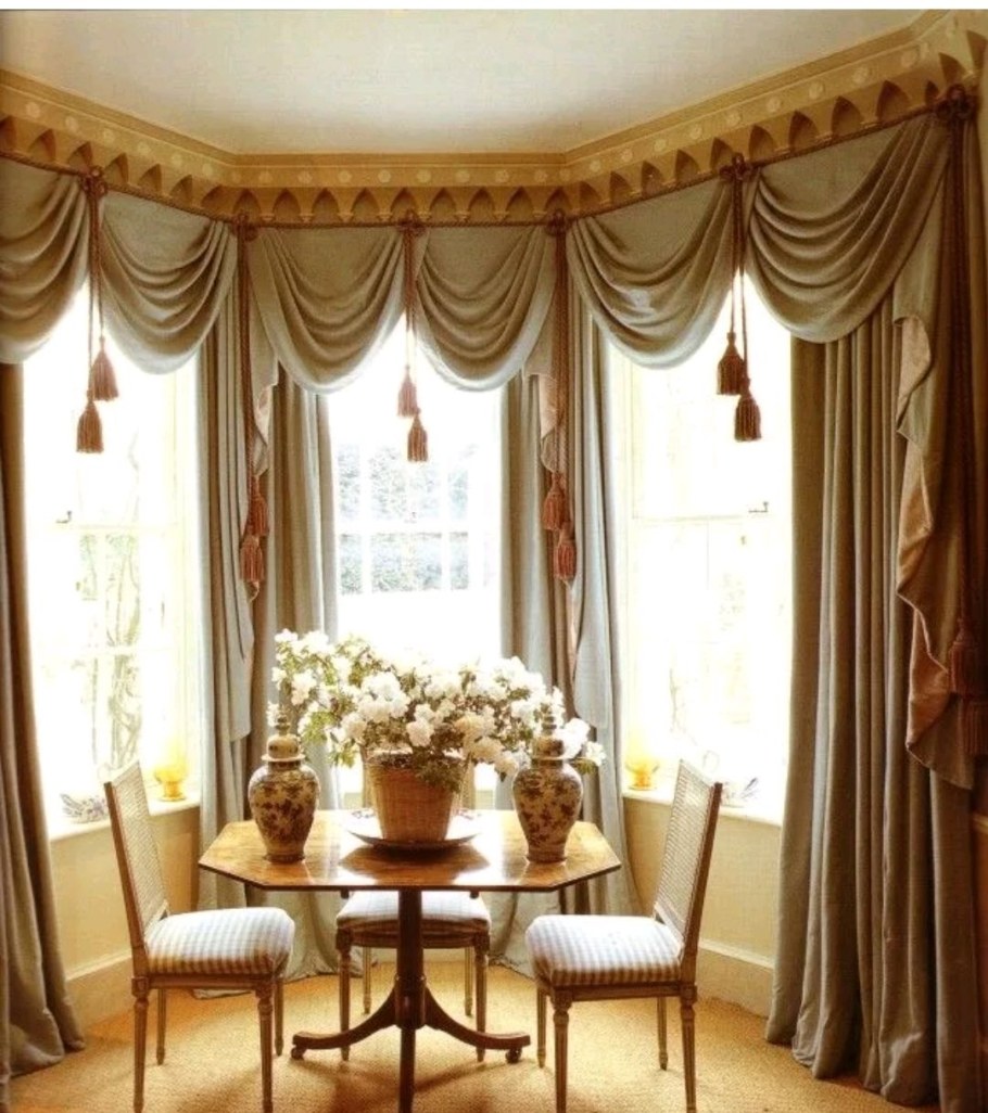 Шторы с ламбрекеном в гостиную классика на эркерное окно