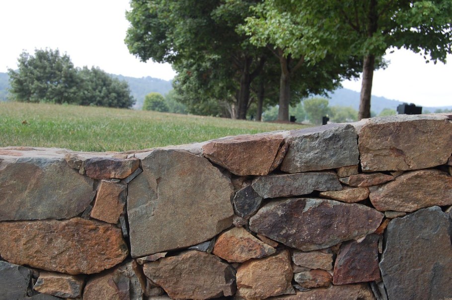 Бутовый камень подпорная стена