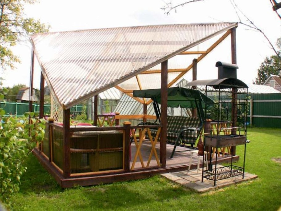 Беседка с поликарбонатной крышей