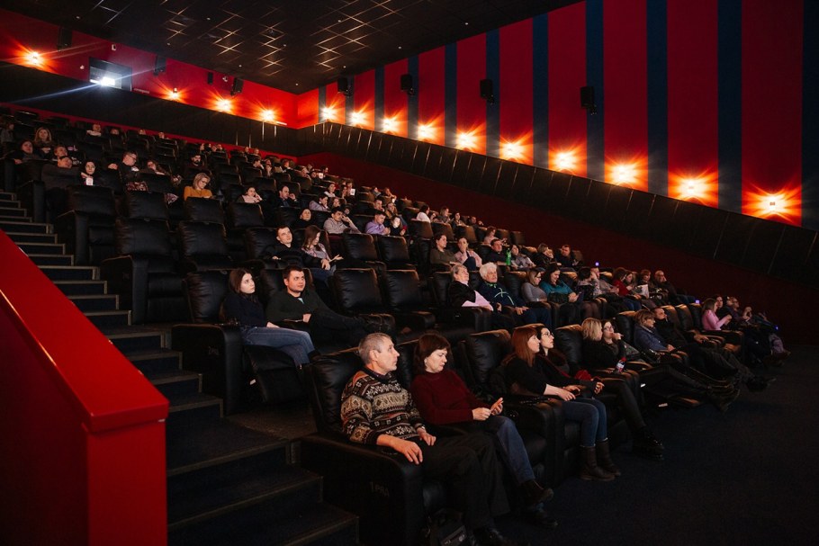 Кинотеатр вип зал с диванами Москва