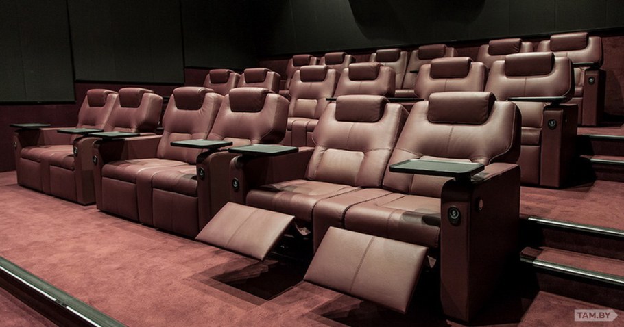 Широкий диван с подушками