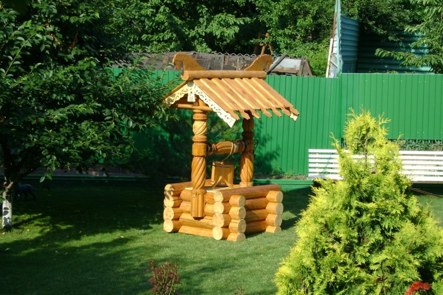 Квадратный колодец для воды на даче