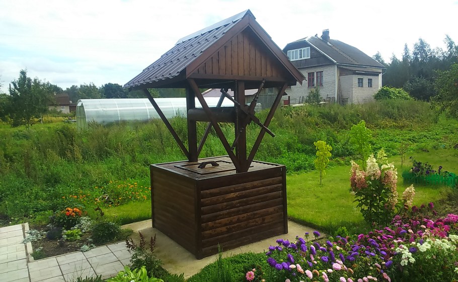 Украшение колодца на даче