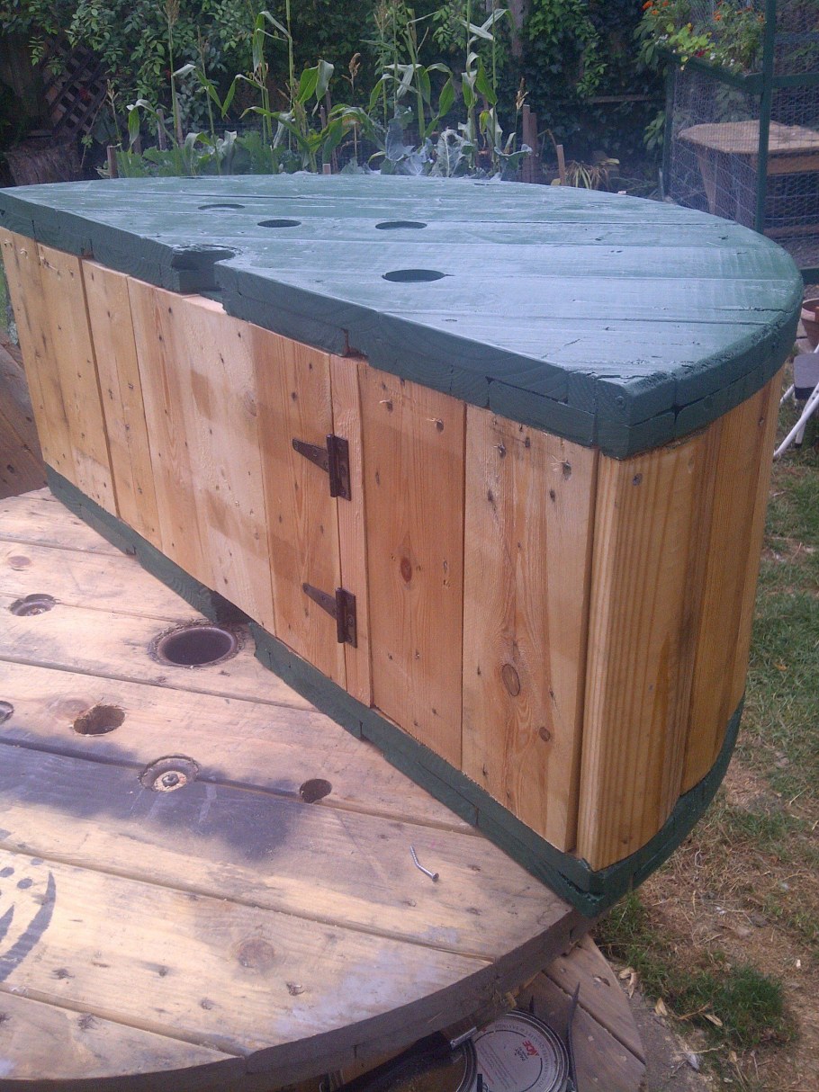 Катушка от кабеля деревянная на даче