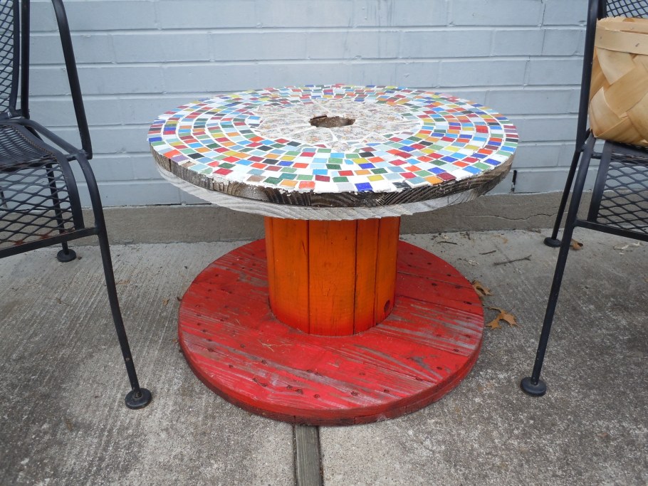 Стол из катушки для кабеля