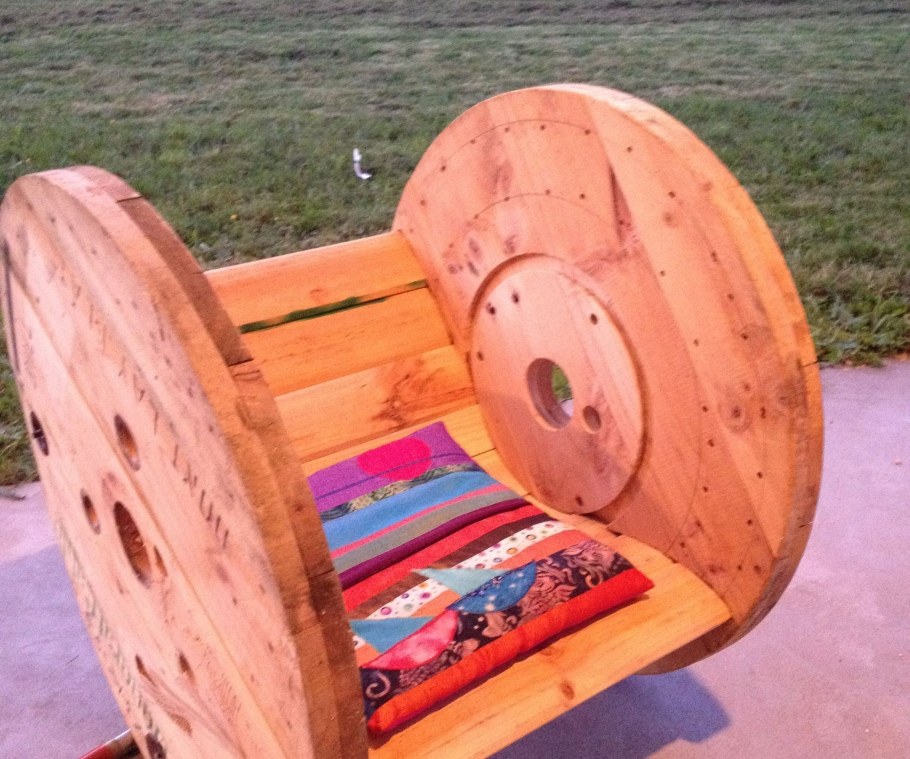Кресло качалка из кабельной катушки