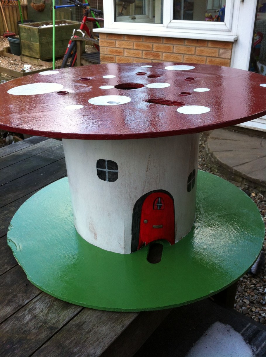 Домик из катушки от кабеля