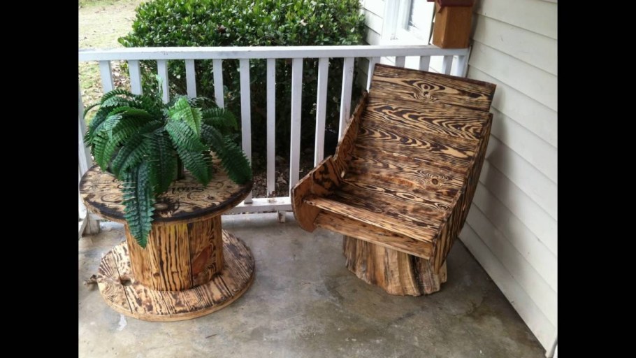 Диван из больших катушек