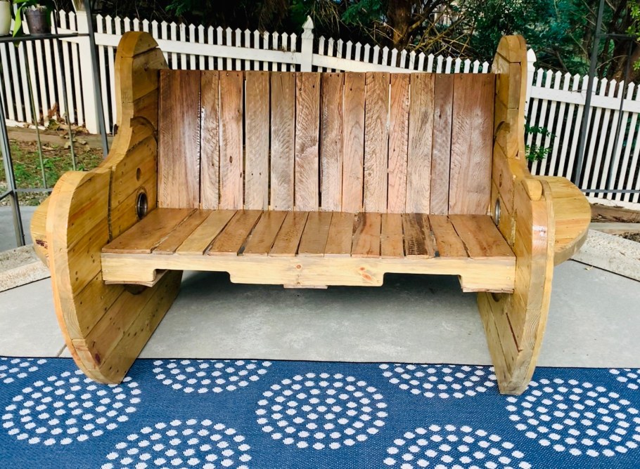 Скамейка из кабельной катушки