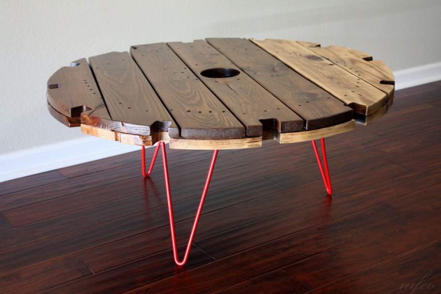Стол из деревянных кругов от катушек