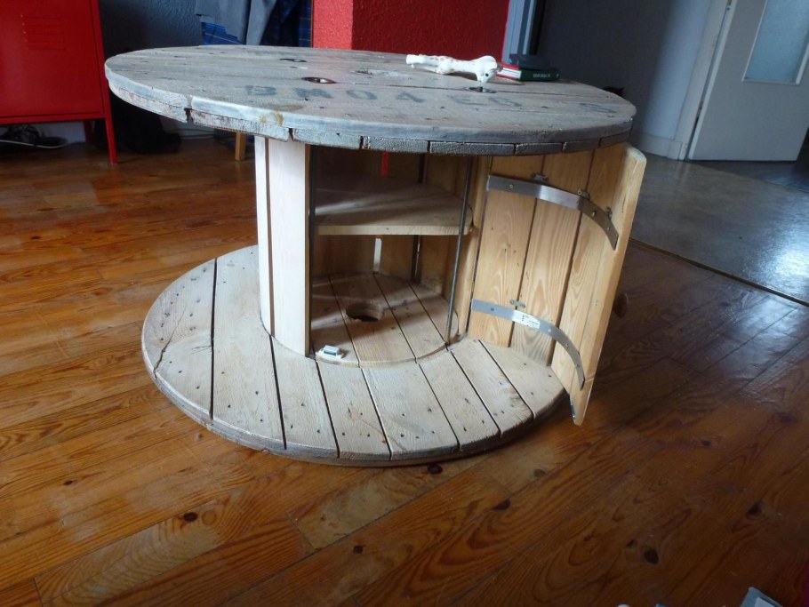 Столик из кабельной катушки