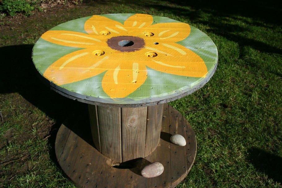 Клумба из катушки