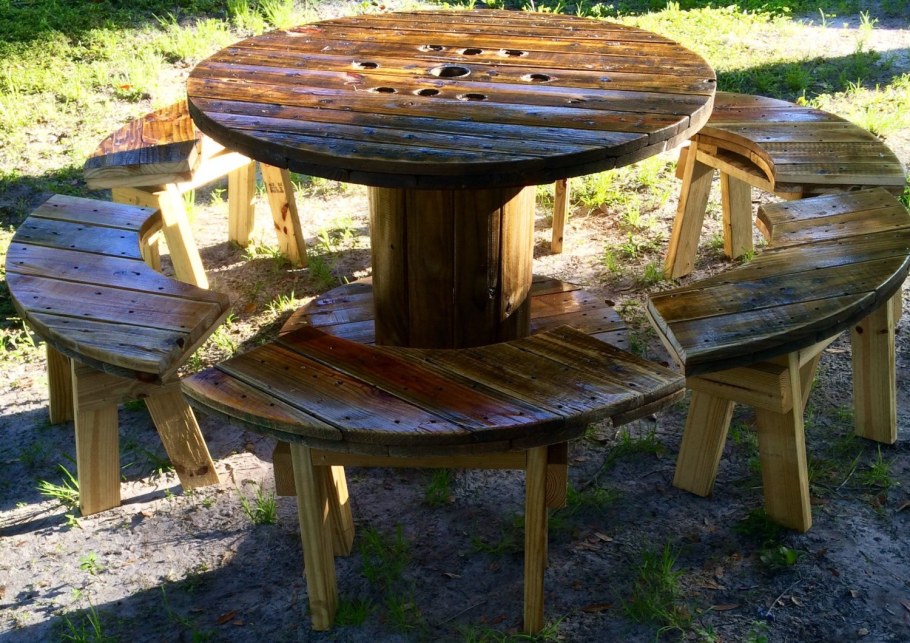 Стол из катушки для кабеля