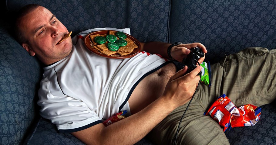 Толстый мужчина на диване