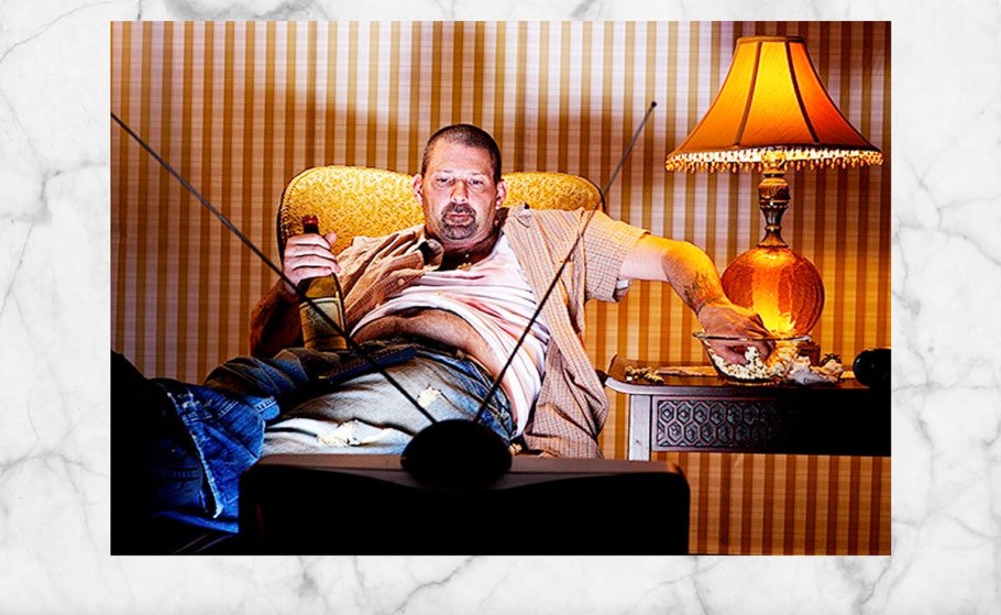 Мужик с пивом перед Телеком