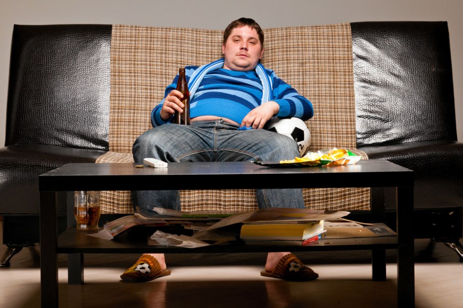 Мужик сидит на диване