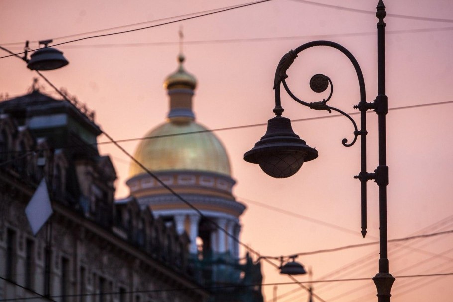 Красивый уличный фонарь