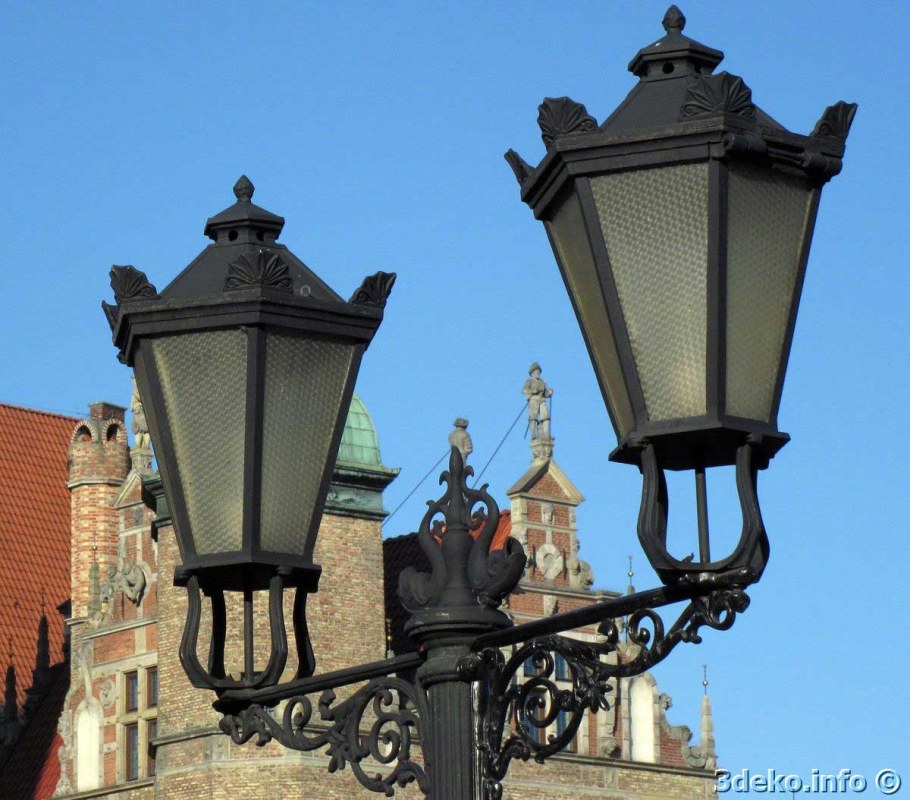 Фонарь на стене