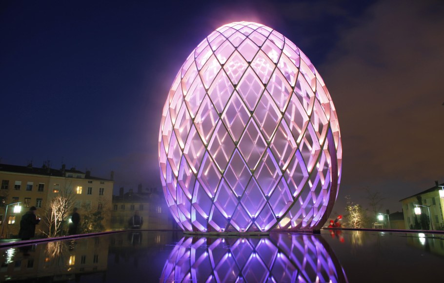 Красивый уличный фонарь