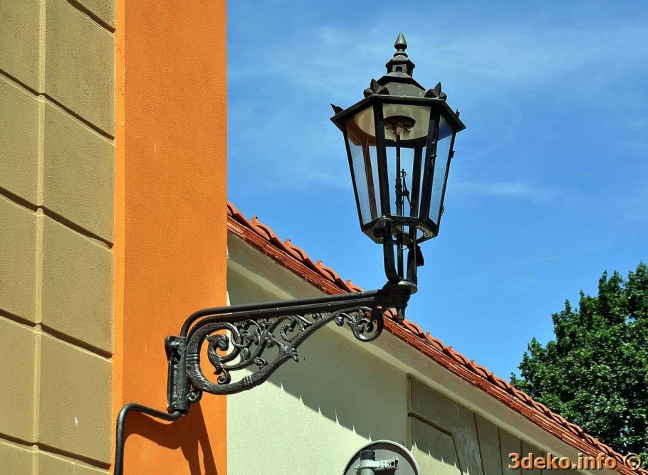 Красивые фонари на здании