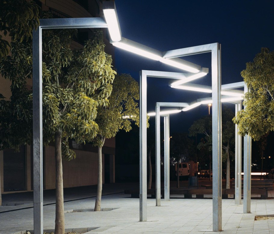 Уличный фонарь в окне