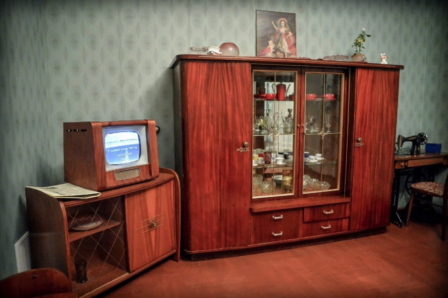 Советская стенка в современном интерьере