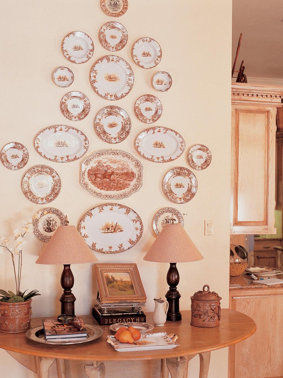 Украшение стены тарелками