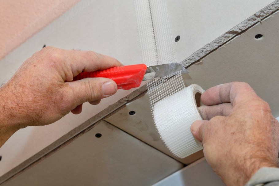 Проклейка стен армировочной сеткой