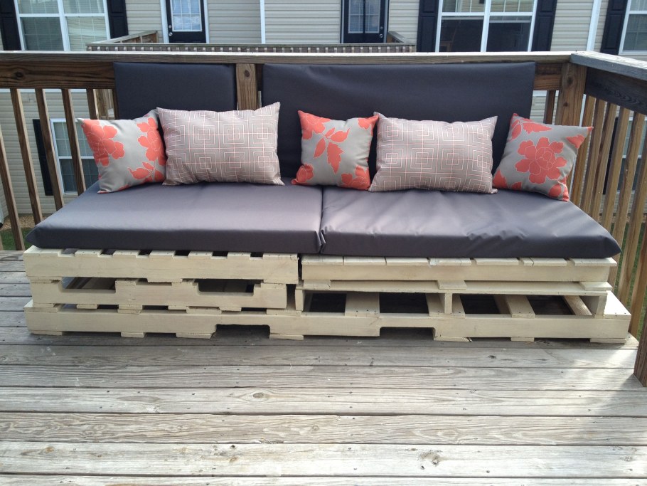 Диван с поддонов