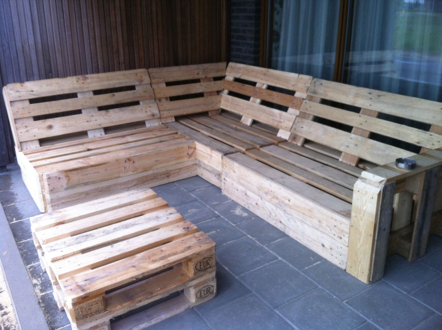 Угловая скамейка из поддонов