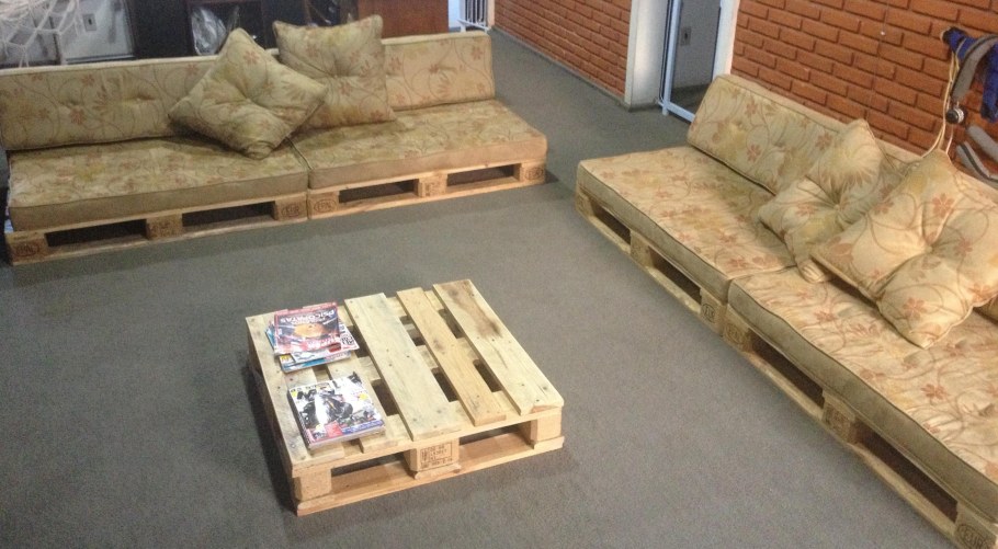 Диван из поддонов обожженный