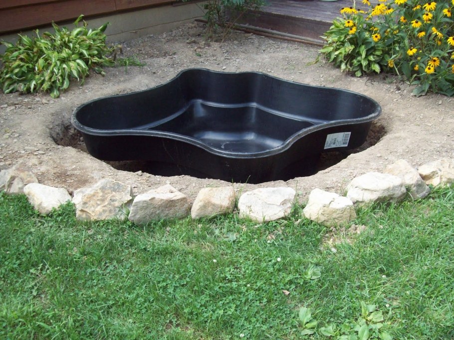 Пластиковый пруд для дачи