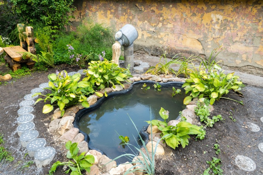 Декор пластикового пруда