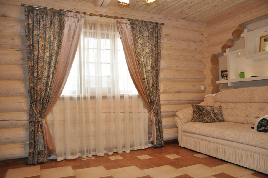 Шторы в деревянном доме