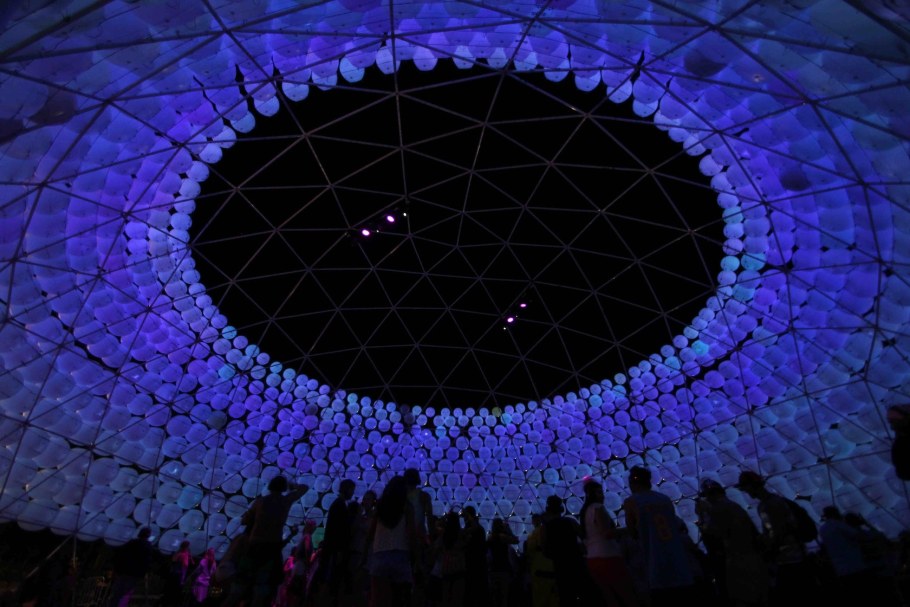 Сцена под куполом