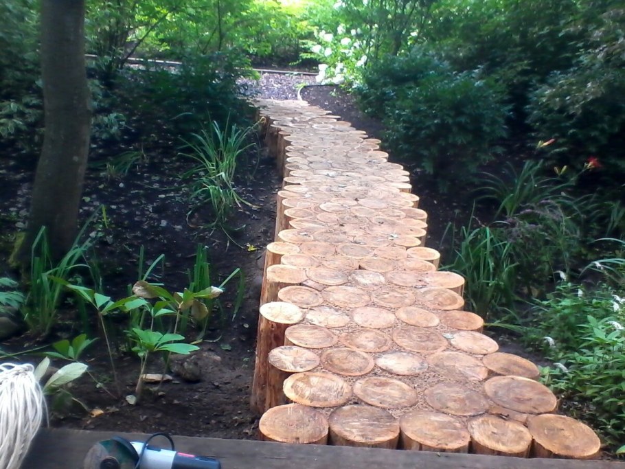 Дорожка из бревен