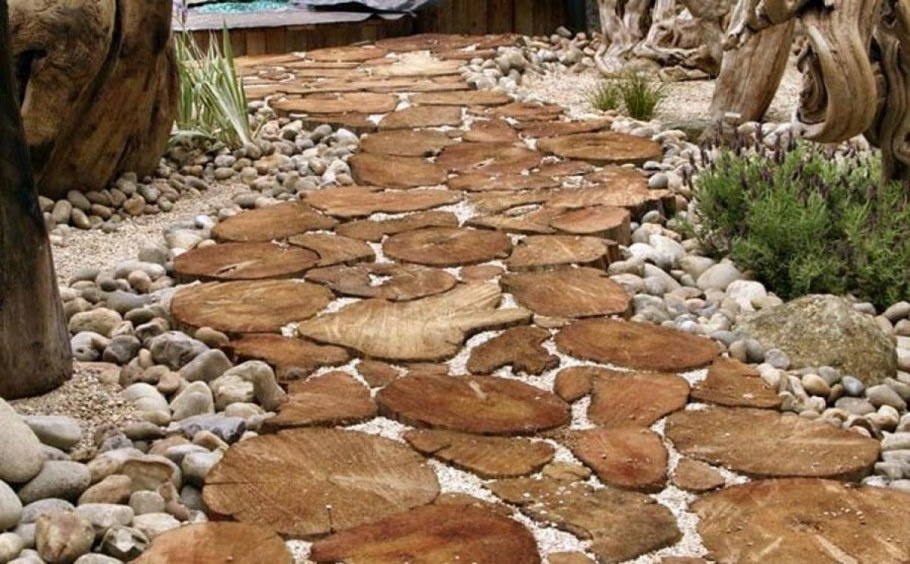 Дорожка из спилов дерева