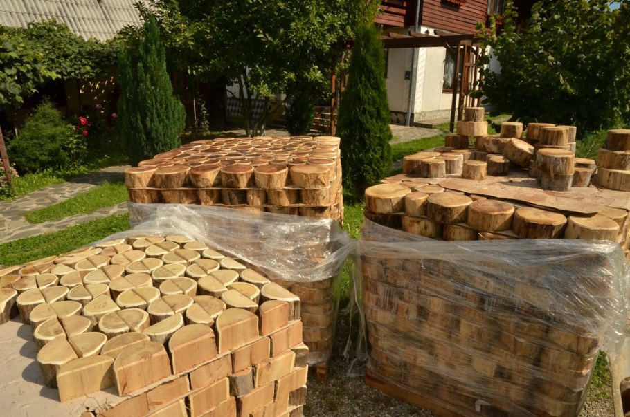 Дорожка из спилов дерева