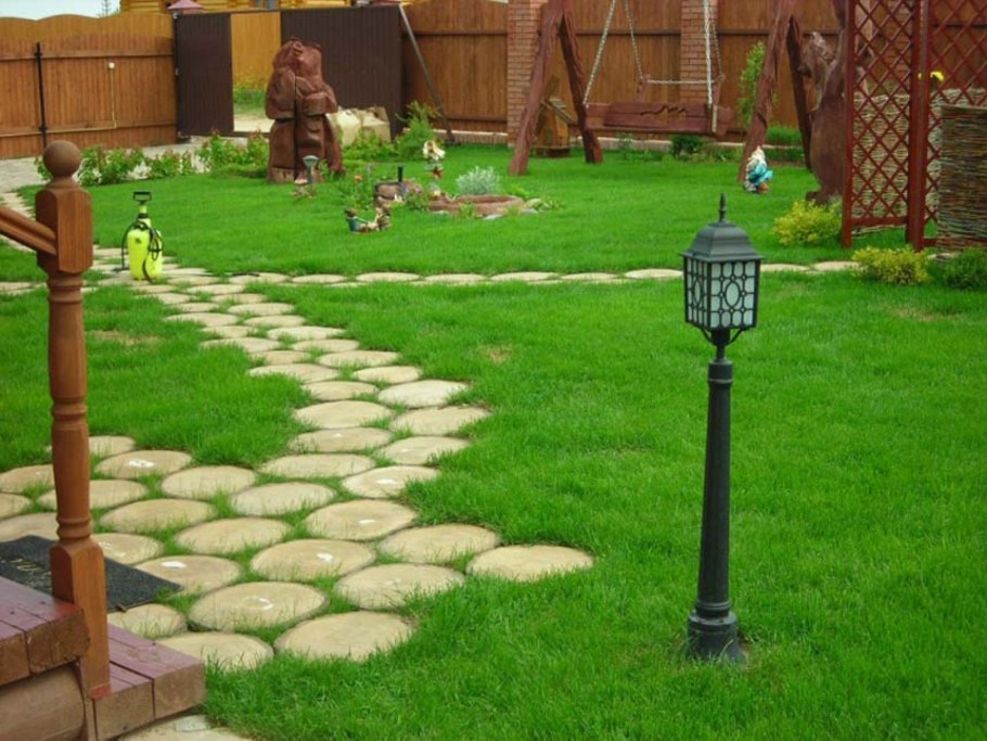 Дорожка из спилов на газоне