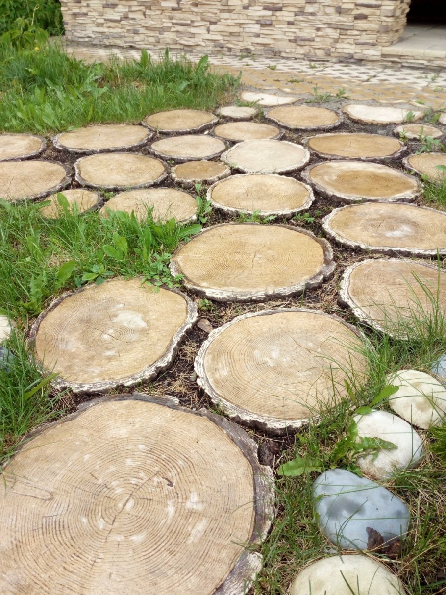 Дачная дорожка из спилов дерева