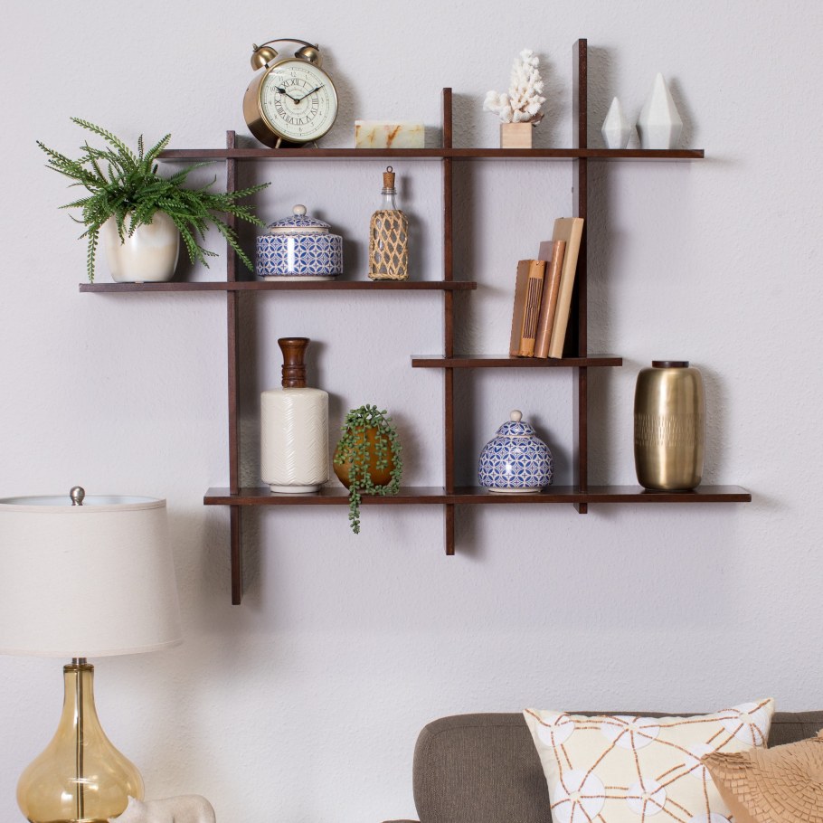 Украшение полок в гостиной