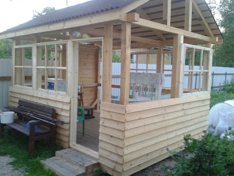 Беседка из сьволовдеревьев