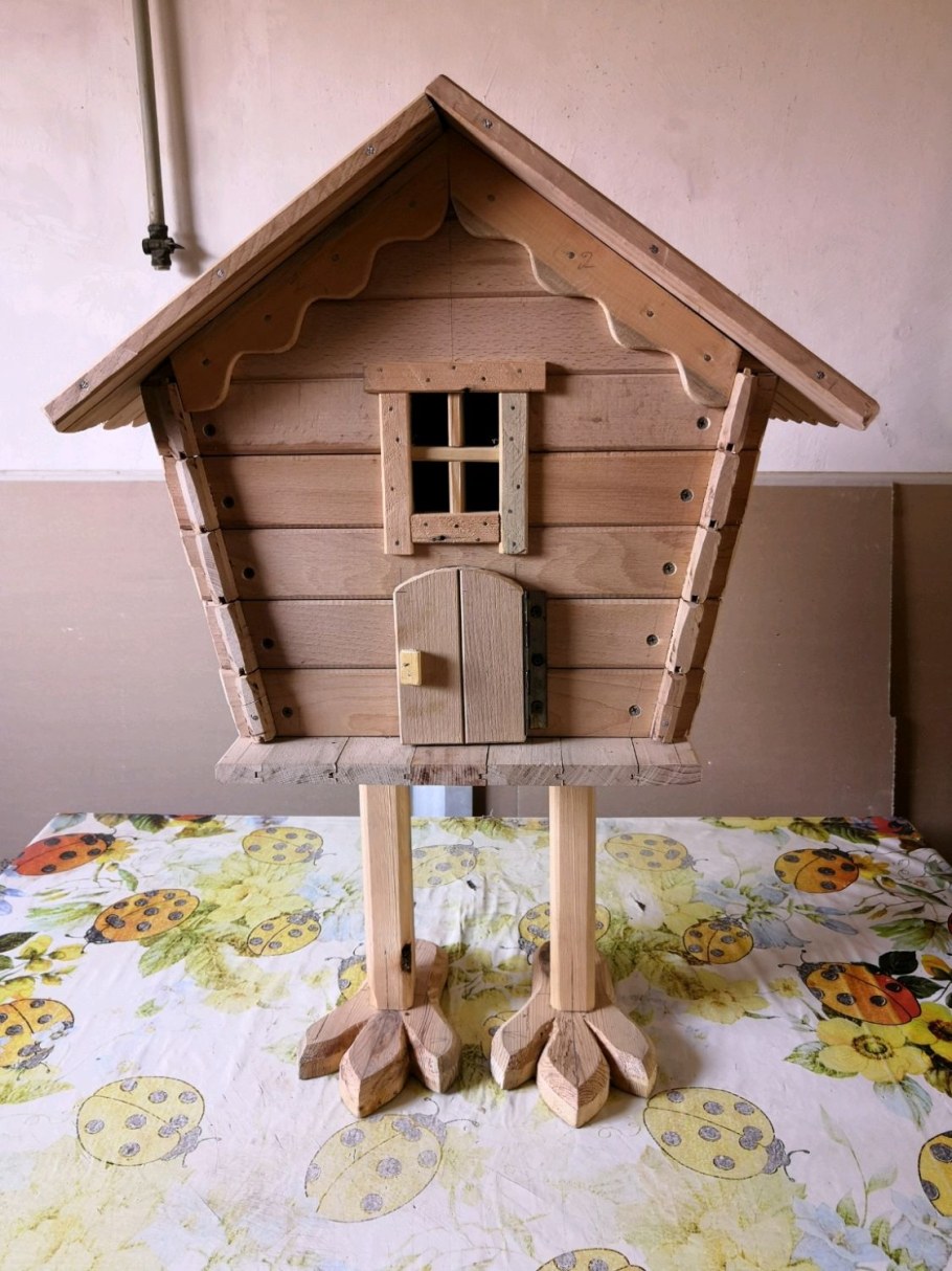 Домик бабы яги из дерева