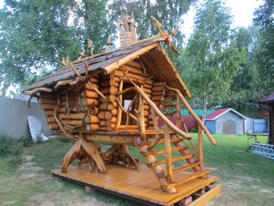 Необычные детские домики из дерева