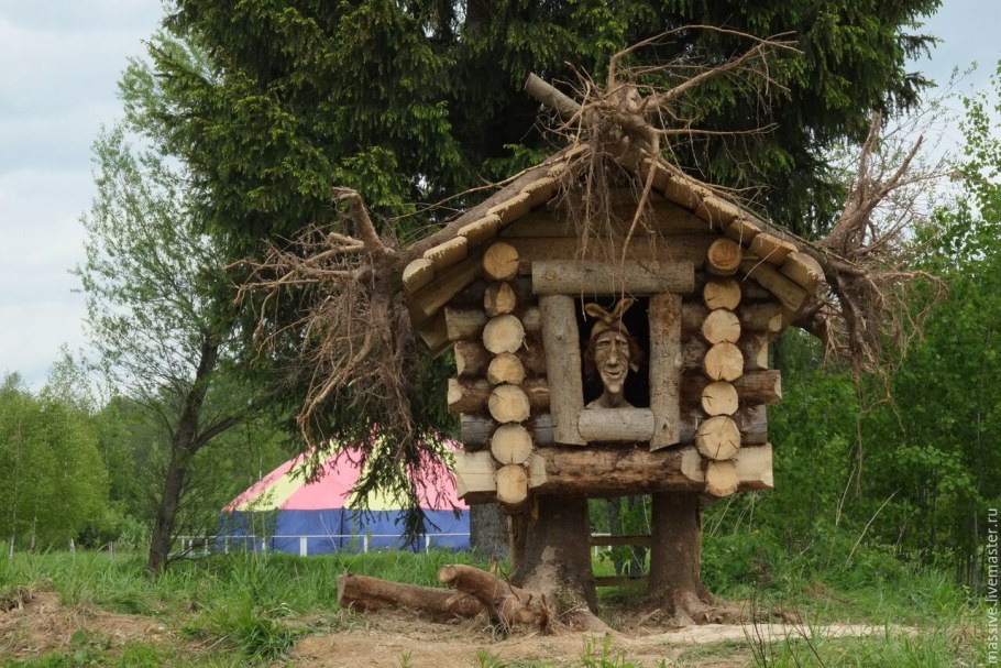 Избушка на курьих ножках декорация