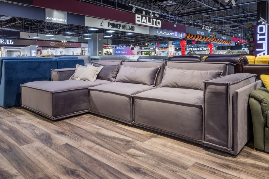 Белый диван с каретной стяжкой