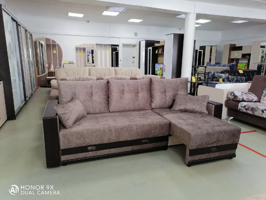 Диван и два кресла в интерьере