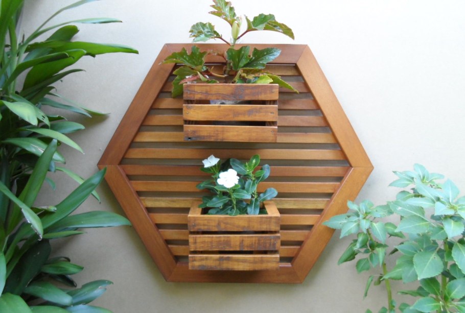 Настенное панно из реек