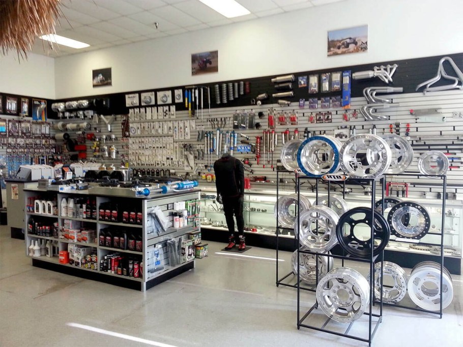 Интерьер магазина автозапчастей