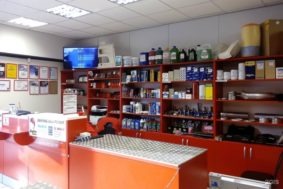 Интерьер магазина автозапчастей